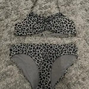 Säljer en fin leopard bikini, färgerna är otydliga.🩷 Inga täcken på fläckar, används bara på sommaren och säljer pga att den är för liten och inte används längre🩷