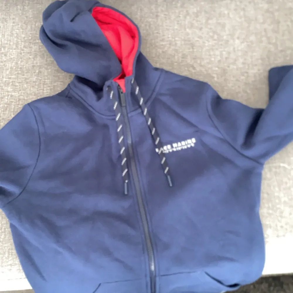 Här är en zip-hoodie jätte fin mörkblå pris på den är 450 säljer den för 300 använd Max 1 gång ålder på den är 12-13-14.. Hoodies.