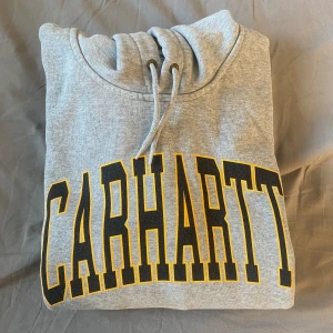 Carhartt hoodie - Huvtröja från Carthartt WIP, overzised hoddie som är i bra skick, slutsåld på asos och köpt i London. Pris kan diskuteras.