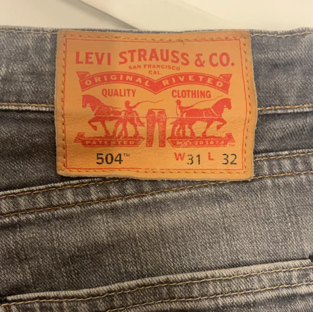 Säljer dessa jeans från levi’s då dem it kommer till användning. Pris kan diskuteras🤍. Jeans & Byxor.