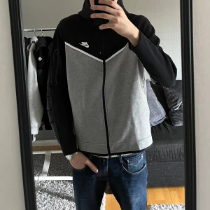 Nike tech fleece - En svart, grå och vit Nike tech fleece. Använd ett fåtal gånger. Storlek XL men passar perfekt till L också👌🏼