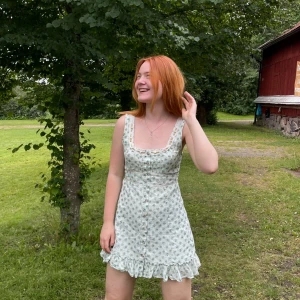 så söt sommarklänning - ÄLSKAR men har använt för många gånger! fint skick, så söta blommor
