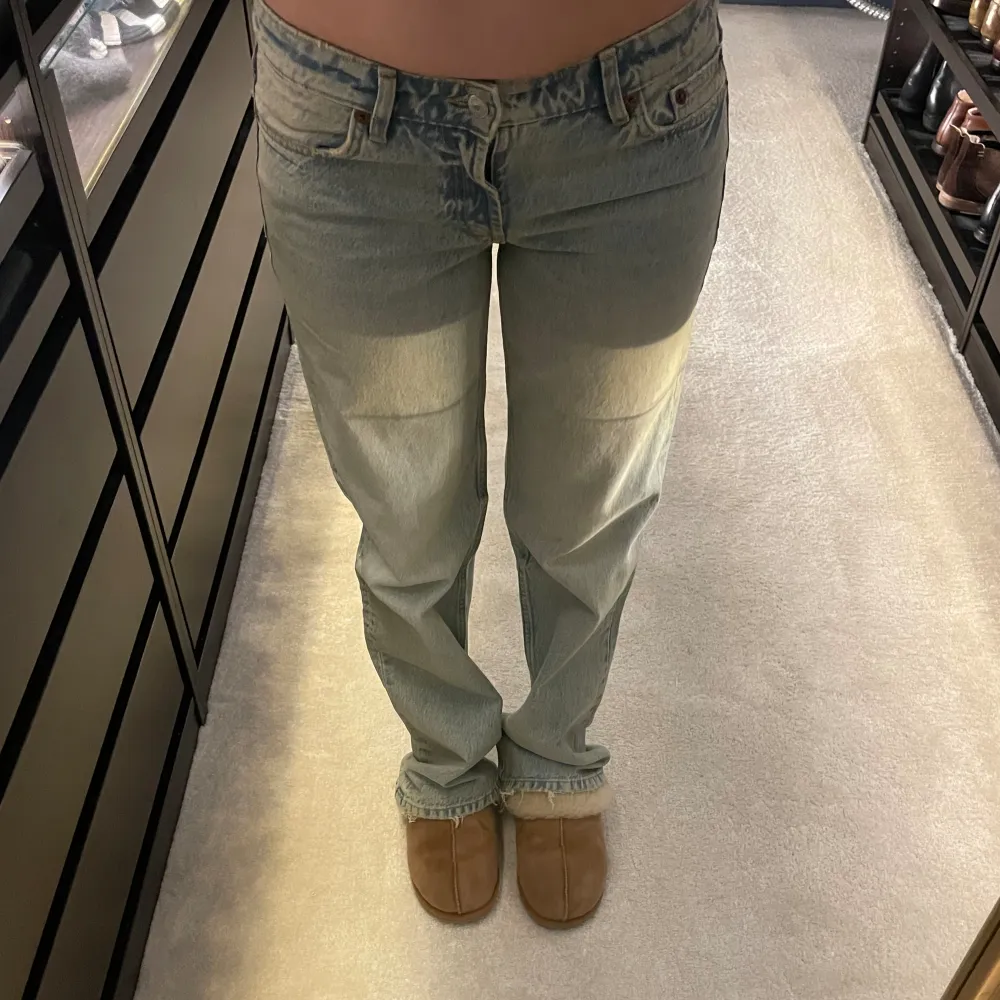 Säljer dessa lågmidjade raka jeansen från Zara! Aldrig använda, nypris: 399kr💕. Jeans & Byxor.