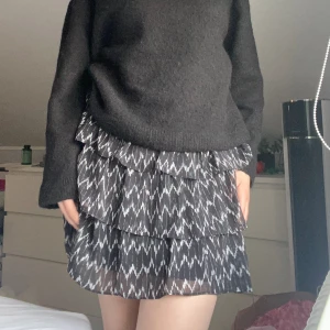 Kjol - Söt mönstrad kjol. Använts en del men är i väldigt fin skick❤️