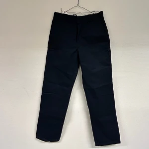 Byxa - Marinblåa byxor som sitter perfekt! 