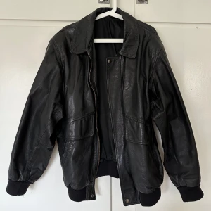 Vintage skinnjacka - Jättesnygg skinnjacka köpt på second hand i Frankrike! Oversized!