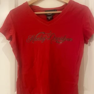 Harley Davidson t-shirt  - Fett Harley Davidson t-shirt med svarta stenar på toppen. I väldigt fint skick 