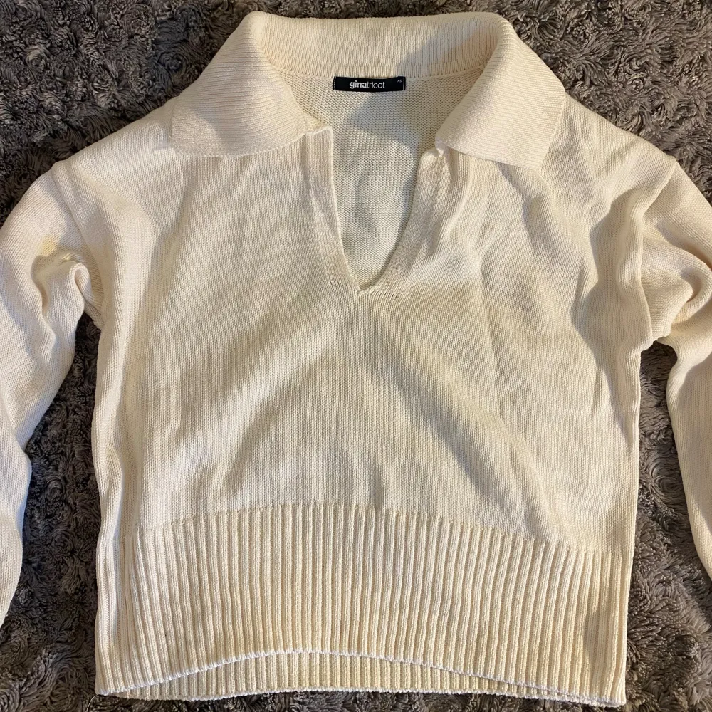 Stickad tröja från Gina tricot. Finns inte kvar på deras hemsida, nypris 400kr. Använd några gånger. Stickat.