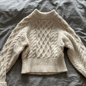 Stickad tröja  - Denna stickade tröjan sitter lite tajtare vilket framhäver ens kropp fint. Från HM i storlek XS. ❤️ 