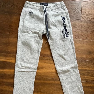 Abercrombie byxor - Säljer nu detta fina set. Byxorna är i storlek XS Super fint skick på både tröjan och byxorna. Byxorna: 350 kr. Skickar gärna fler bilder🩷 Pris för hela setet: 500