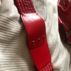 Skärp - Rött midje skärp i fint skick 37cm när knäppt 
