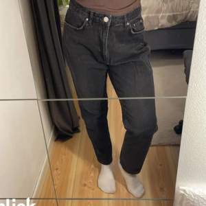 Svarta jeans från Gina tricot i storlek 40. Dom är i bra skick, säljer då jag har för många jeans.