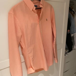 Ralph Lauren skjorta - Hej, säljer nu en Ralph Lauren skjorta i toppskick, skriv om ni har några funderingar!