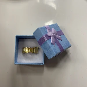 Ring - Jätte fin justerbar ring, har tappat lite färg på baksidan men inget man tänker på💗