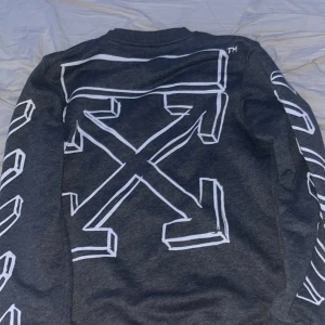 Off white tröja  - Off white tröja storlek s köptes för mer än 1 år sedan kvitto finns ej kvar tyvärr men i bra skick