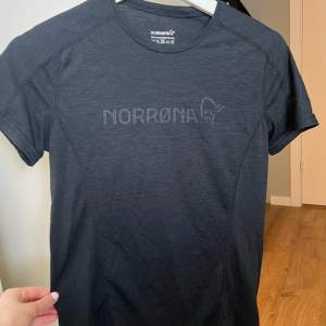 Oanvänd Women's Falketind Equaliser T-Shirt. från Norrøna är en varm och hållbar underställströja för dam. Detta underställ är väldigt tunn (se bild 3). Passar till löpning, vandring. Köpt på Norrøna för 900 kr. 