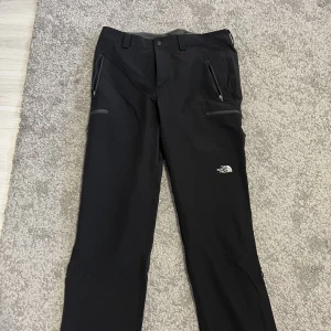 North Face byxor Nyskick - Köptes för någon månad sen, knappt använda. köptes in för 1200. Nyskick
