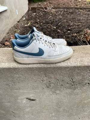 Nike court vision low - Skitsnygga skor från Nike. Skorna är välanvända, därav priset.