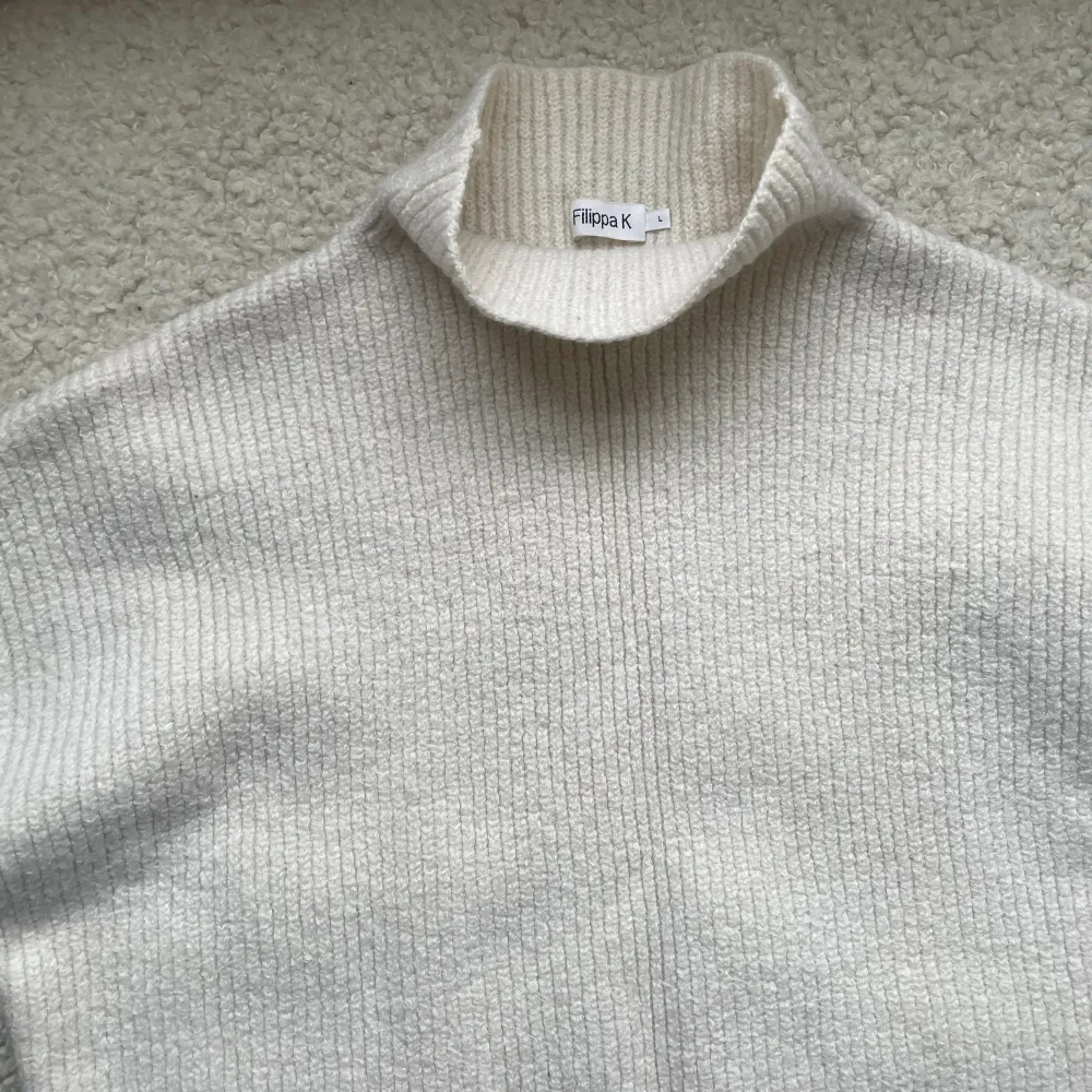 En jätte fin tröja från Filippa K 🛍️ Storlek L men krympte i tvätten så skulle sikta på att den är S eller XS nu. . Tröjor & Koftor.