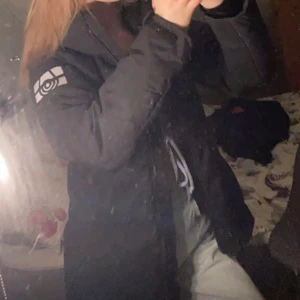 Sailracing jacka - Jackan kommer inte till användning , den är väldigt varm bekväm och snygg vinter jacka😊 inga hål i jackan bara lite ögonfranslim som knappt syns, nypris 3000kr nytt pris kan diskuteras, köptes förra året. Skriv för bilder och frågor om jackan.