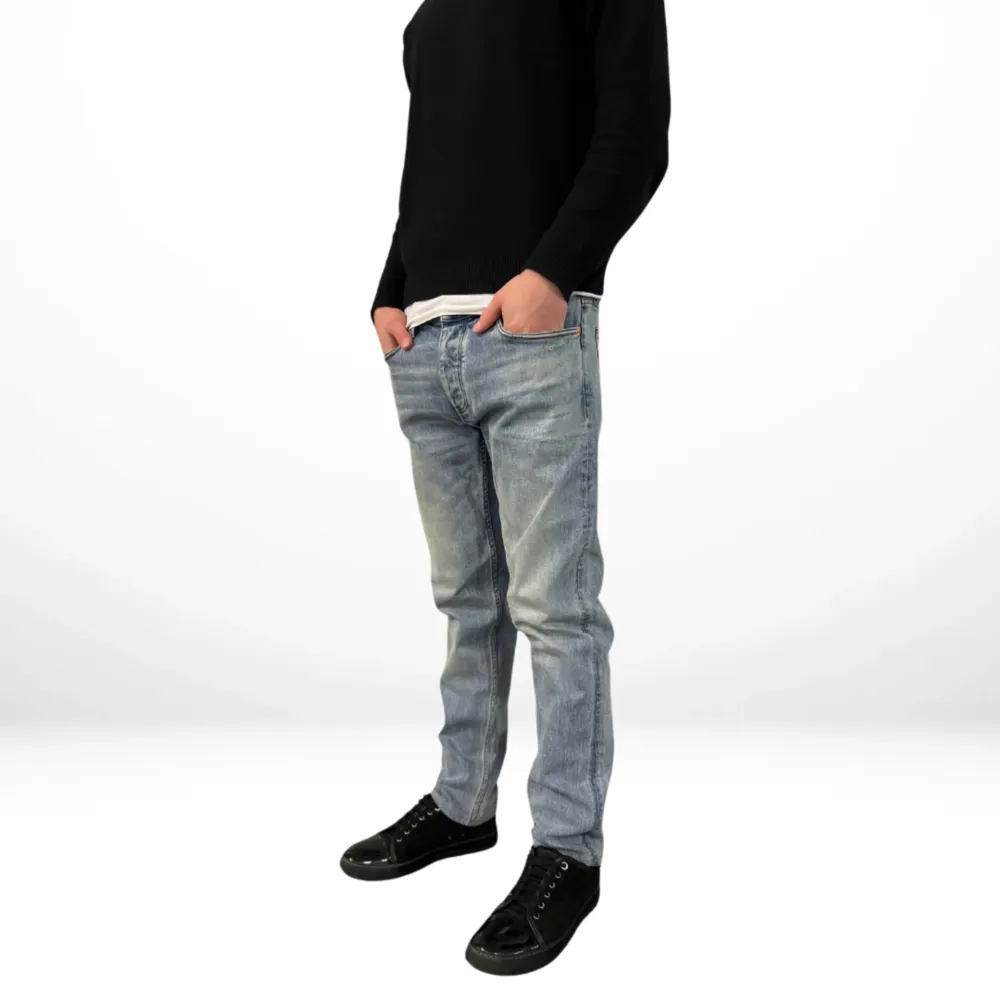 Vi säljer dessa jeans ifrån Armani. Jensen är i fint skick, har inga defekter.  Skick 10/10.. Jeans & Byxor.