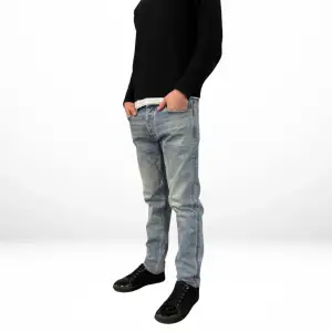 Vi säljer dessa jeans ifrån Armani. Jensen är i fint skick, har inga defekter.  Skick 10/10.