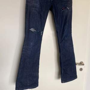 Jätte fina lågmidjade bootcut jeans me hål i, köpt på plick, vet tyvärr inte måtten men storlek W28 L32❤️