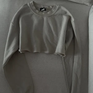 Cropped tjocktröja  - Beige  Bra skick något använd  