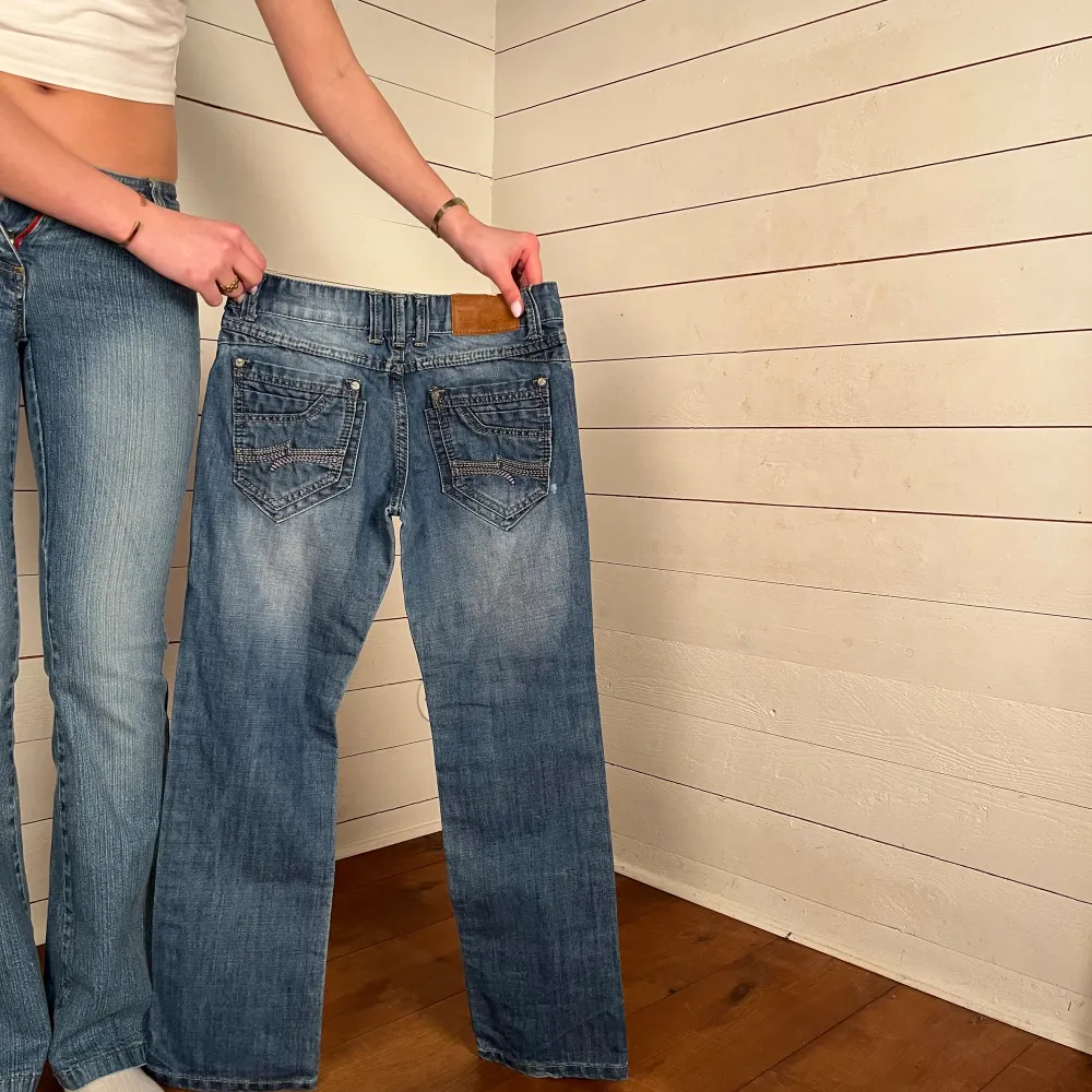 Midjemått( rätt över): 34cm Inerbenslängd: 67cm   Köp gärna via ”KÖP NU” Modellen är 170 cm, inga defekter 💕. Jeans & Byxor.