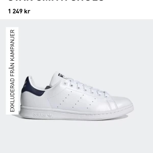 Adidas Stan Smith skor - Säljer nu dessa jättesnygga adidas stan smith skorna i väldigt bra skick och ändats använda några nånger 💙🤍original pris 1249kr🥰