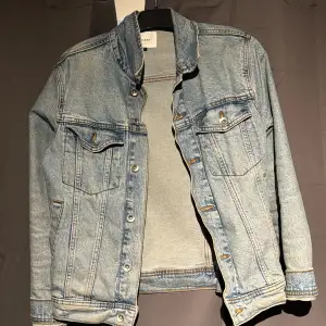 Vailent jeans jacka storlek S. Använt en del. Säljer på grund av att den inte passar längre.