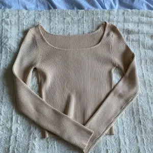 En beige tröja från SHEIN tror jag, aldrig använt !
