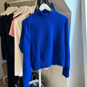 Blå stickad tröja - Säljer en jätte fin blå vanlig stickad tröja från Other Stories. Inga skador eller liknade o använd fåtal gånger❤️