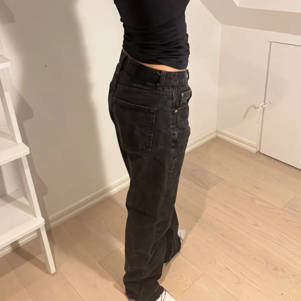 Svarta vida jeans med medelhög midja! Från Gina Tricot Pris kan diskuteras💓. Jeans & Byxor.