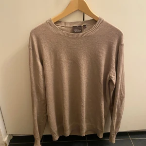 Oscar Jacobsson tröja  - Tja säljer nu denna feta Oscar Jacobsson tröja som jag inte längre använder. Gott skick och knappt använd.  Storlek L. Beige brun färg  . Hör av er vid övriga  frågor!