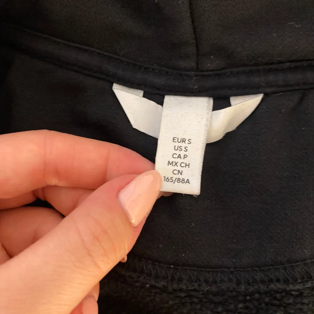 En svart zip-hoodie från H&M!  Säljer då den ej används längre!  Kontakta för mer info!💫💫. Hoodies.