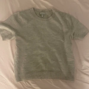 HM kortarmad beige stickad tröja  - Storlek M men liten i storlek, klias ej