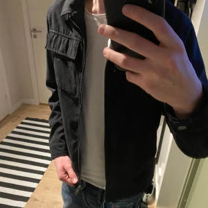 Overshirt - En tunn overshirt från Jack and Jones, använd fåtal gånger. Strl Small. Inga defekter alls. Priset kan sänkas vid snabb affär.