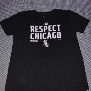 En svart, helt oanvänd Chicago Whitesoxs T-Shirt! Säljer den jättebilligt. Sitter som en vanlig M. Skriv frågor om ni undrar något. Pris KAN diskuteras…