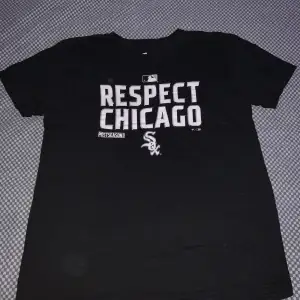 En svart, helt oanvänd Chicago Whitesoxs T-Shirt! Säljer den jättebilligt. Sitter som en vanlig M. Skriv frågor om ni undrar något. Pris KAN diskuteras…