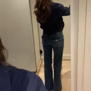 Low waist bootcut jeans - Blå bootcut jeans, inga defekter. Säljer då de inte kommer till användning.  Pris kan diskuteras 
