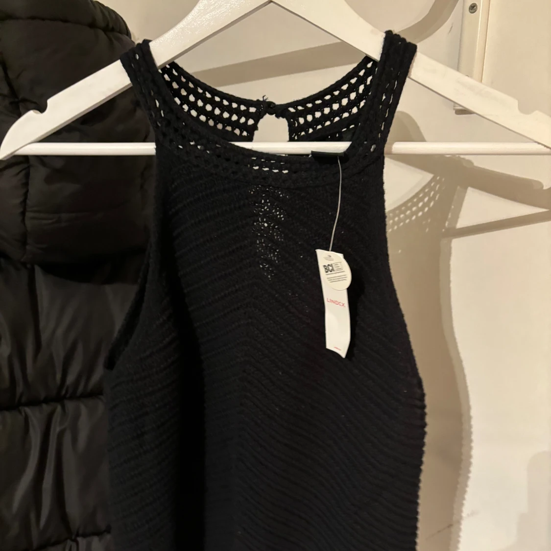 Svart stickat linne ifrån Lindex  - 91