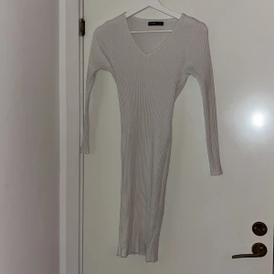 Stickad klänning - Vit stickad klänning