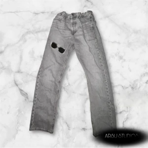 Snygga gråa jeans (jack and jones) - De är i bra skick👍🏻 det tillhör stockholmstil och grish🔥. Det går bra att pruta