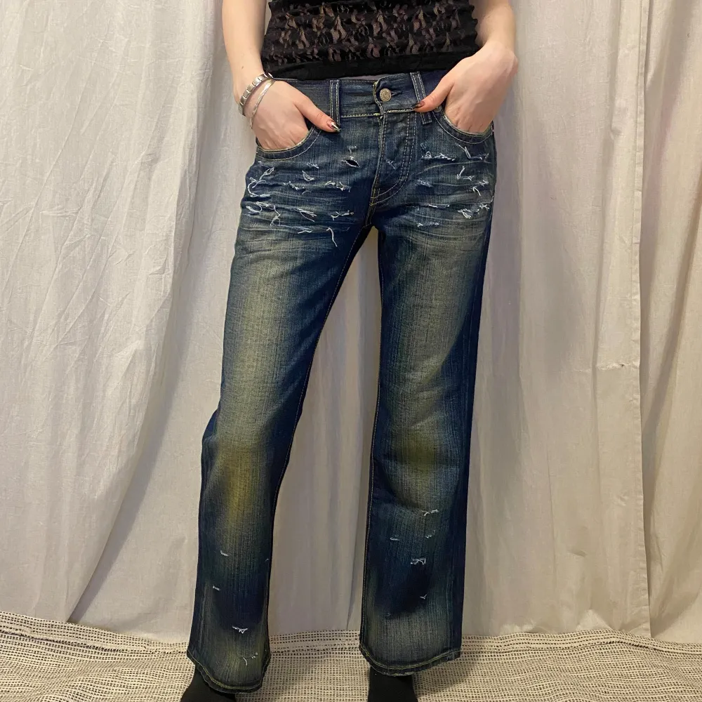 Crocker jeans, stl 29/30 (för korta på mig som är 172) Cool wash, lowwaist, bootcut. Made in italy. Jeans & Byxor.