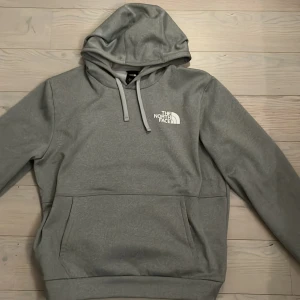 The North Face huvtröja  - The north face hoodie storlek Large. Säljer pga för liten. Skick 10/10 oanvänd! Köpt på boozt. Tunnt och bekvämt material. Fraktar samma dag som beställningen! 