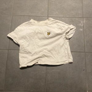 Vit kroppad LYLE&SCOTT tröja  - Används aldrig , bra skick, köp gärna!!