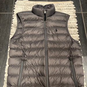 Ralph Lauren Väst // Vest  - Snygg väst från Ralph Lauren som passar perfekt nu till våren, storlek M, fint skick 