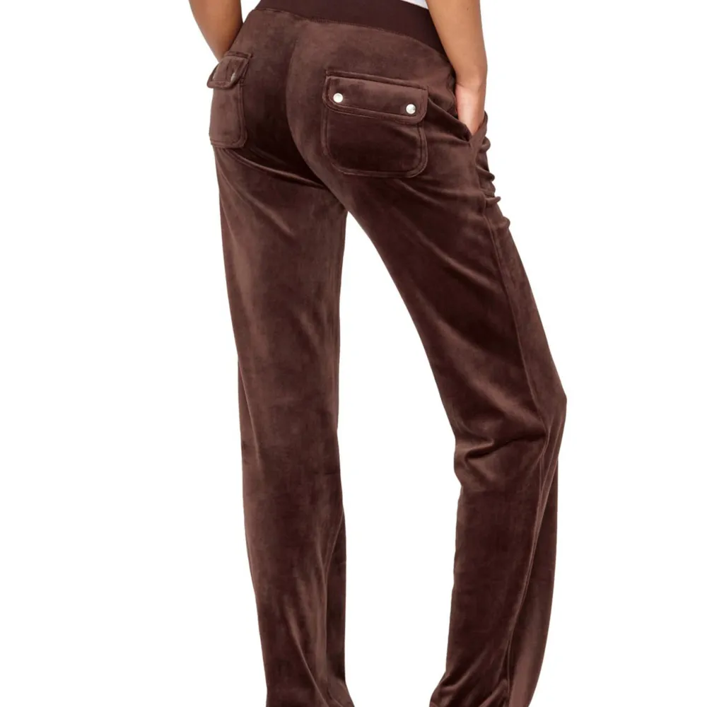 Storlek XS i brun färg saknar ett av bandets silver sak men stans inte så mycket,  men annars jätte fina 💞 säljer därför för lite billigare , litet smuts där bak på fickan🎀skriv för fler bilder. Jeans & Byxor.
