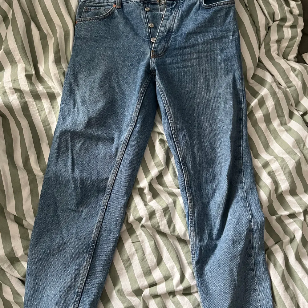 Blåa standard jeans från pull&bear i storlek 40. Använda men väl omhändertagna. . Jeans & Byxor.